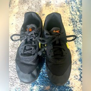 Black and neon green Nike sneakers-size 4